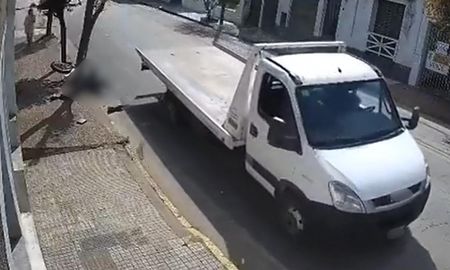 La violenta maniobra del camionero quedó registrada por cámaras de seguridad en Azul. La violenta maniobra del camionero quedó registrada por cámaras de seguridad en Azul.