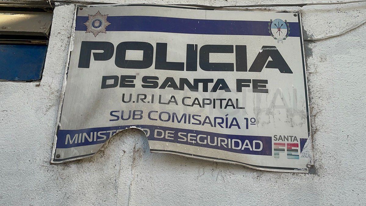 Un cartel destrozado se encuentra sobre la fachada de la Subcomisaría. Un cartel destrozado se encuentra sobre la fachada de la Subcomisaría.