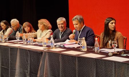 En el documento final, la UCR llamó a mantener la unidad en la coalición opositora y recordó la firma del manual de las “buenas prácticas” que supedita la incorporación de Milei al visto bueno de todos los socios. En el documento final, la UCR llamó a mantener la unidad en la coalición opositora y recordó la firma del manual de las “buenas prácticas” que supedita la incorporación de Milei al visto bueno de todos los socios.