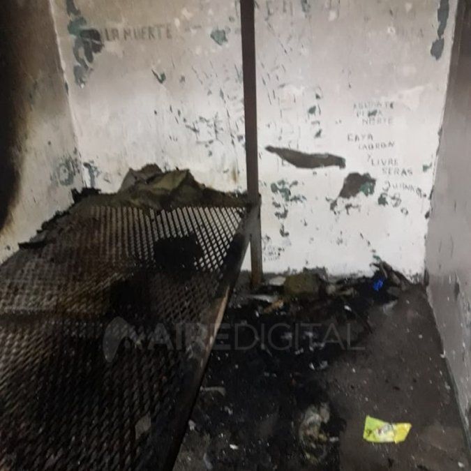 Agredió a su pareja, golpeó a dos policías y quemó un colchón en el calabozo