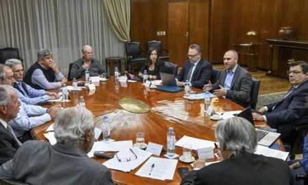 Hay 27 gremios convocados entre los que están la Uocra, Camioneros, Sanidad, Gastronómicos, Seguridad, Maestranza, Plásticos, Almaceneros, Alimentación, Textiles, Molineros, Aceiteros, Pasteleros y Smata. Hay 27 gremios convocados entre los que están la Uocra, Camioneros, Sanidad, Gastronómicos, Seguridad, Maestranza, Plásticos, Almaceneros, Alimentación, Textiles, Molineros, Aceiteros, Pasteleros y Smata.