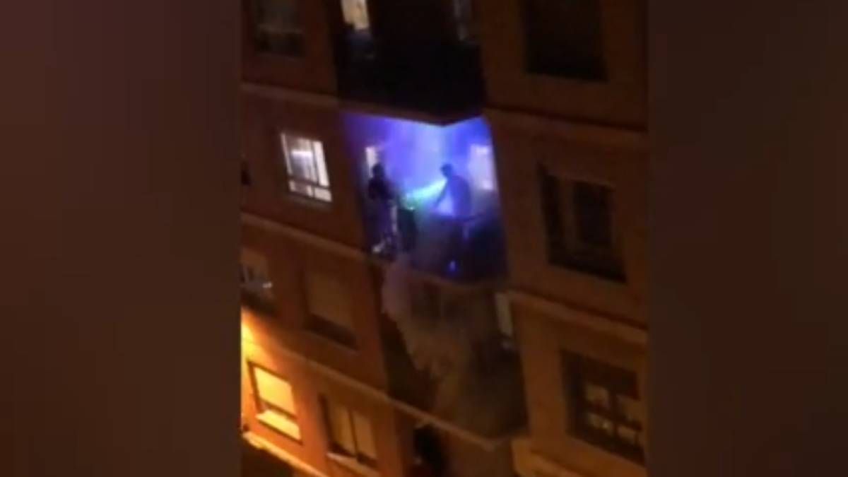 Los mejores videos de vecinos divirtiéndose durante la cuarentena en balcones y ventanas