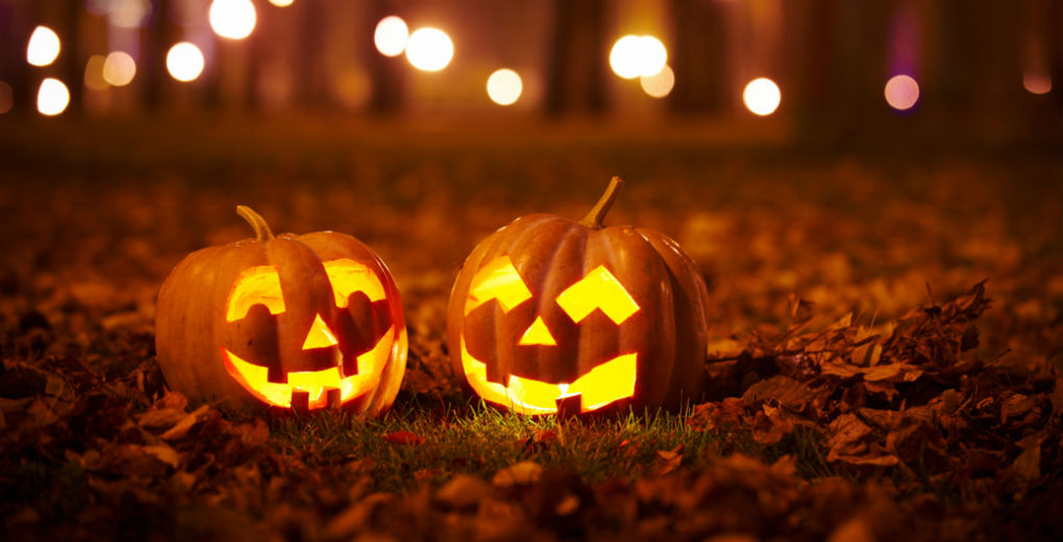 Condenado a deambular por los caminos entre los reinos del bien y el mal y sin más luz que su linterna, Jack el Tacaño empezó a ser conocido como Jack el de la Linterna o “Jack of the Lantern” (abreviado “Jack O'Lantern”).