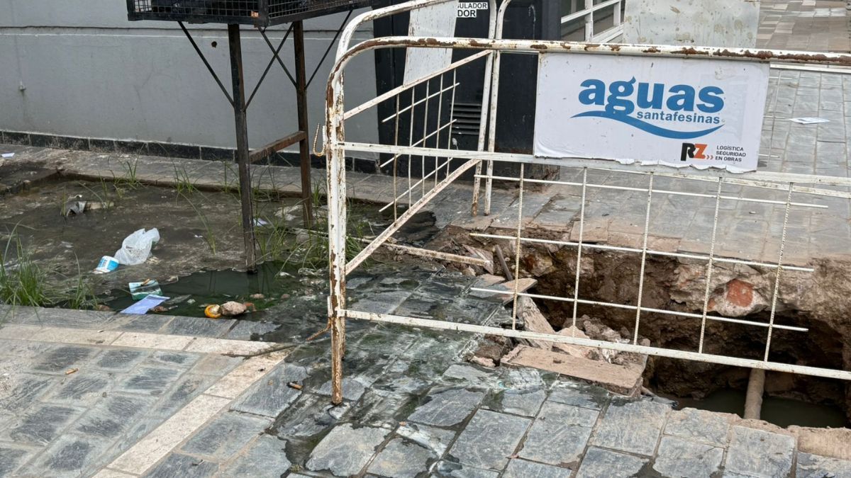 Pérdida de líquidos cloacales en Eva Perón al 2900.