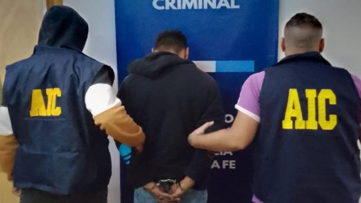 El detenido no solo contaba con pedido de captura por el caso de Franco Demarchi sino que también encontraba evadido de la Sub Comisaría 2da URI. El detenido no solo contaba con pedido de captura por el caso de Franco Demarchi sino que también encontraba evadido de la Sub Comisaría 2da URI.