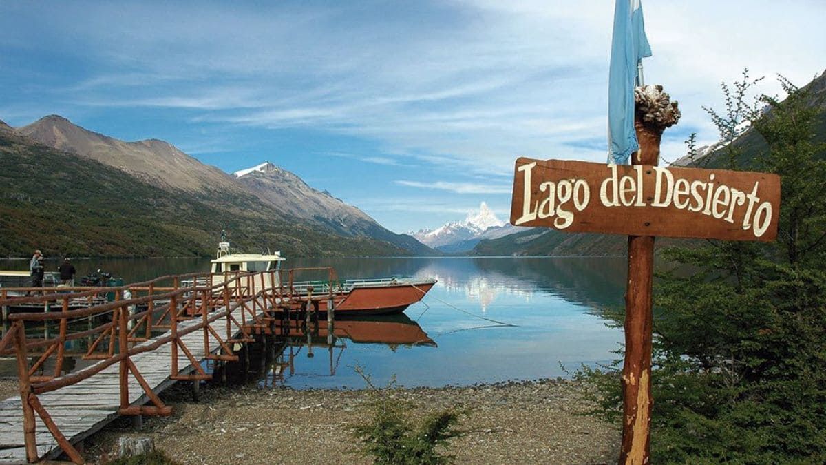 La Reserva Natural Lago del Desierto está ubicada cerca de El Chaltén y es un espejo de agua turquesa rodeado de bosques de lengas y montañas nevadas.