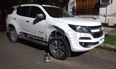 Este miércoles por la tarde, un conductor bajo los efectos del alcohol chocó con su vehículo a otros autos que se encontraban estacionados. Este miércoles por la tarde, un conductor bajo los efectos del alcohol chocó con su vehículo a otros autos que se encontraban estacionados.