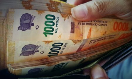 El 53% de la clase media tuvo que gastar ahorros o endeudarse para llegar a fin de mes. El 53% de la clase media tuvo que gastar ahorros o endeudarse para llegar a fin de mes.