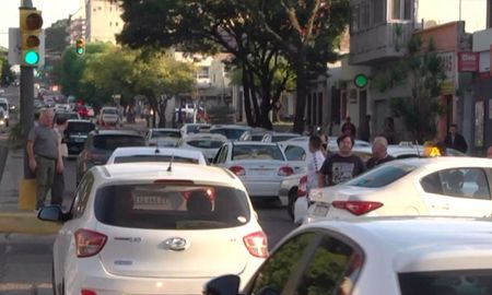 Taxistas de Paraná cortaron el tránsito este miércoles en Avenida Ramírez para reclamar por la quita de una parada. Taxistas de Paraná cortaron el tránsito este miércoles en Avenida Ramírez para reclamar por la quita de una parada.