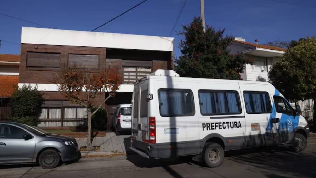 Efectivos de Prefectura Naval Argentina cumplieron la orden de allanamiento del domicilio particular del comisario. Efectivos de Prefectura Naval Argentina cumplieron la orden de allanamiento del domicilio particular del comisario.