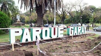 El nuevo cartel corpóreo en el parque Juan de Garay.