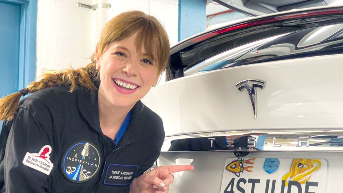 Arcenaux es ahora la mujer estadounidense más joven en orbitar la Tierra y la primera persona con una prótesis en hacerlo ya que tiene un fémur implantado en una de sus piernas.