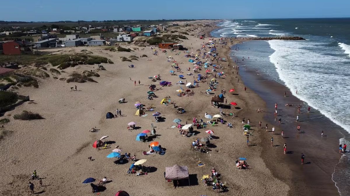 Calles de tierra, casas bajas, pocos comercios y una vida tranquila caracterizan a la localidad de Mar de Cobo. Calles de tierra, casas bajas, pocos comercios y una vida tranquila caracterizan a la localidad de Mar de Cobo.