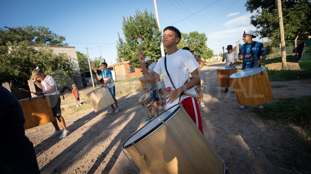 La comparsa Herederos del Sol está compuesto por un grupo de músicos amateur que tienen entre 11 y 31 años.