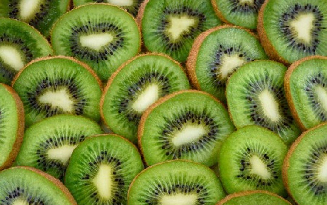 Brinda al organismo numerosas cualidades nutritivas, como una buena dosis de vitamina C y fibra, la responsable de su buena fama como regulador intestinal.