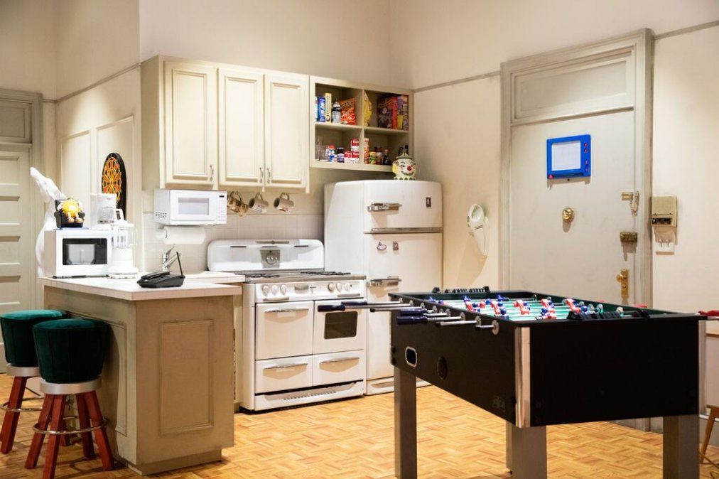 La recreación permite disfrutar del apartamento de Joey y Chandler. 