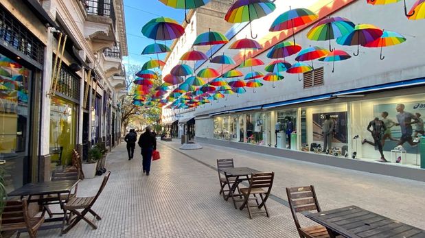 La peatonal San Martín estrenó un techo de paraguas de colores.