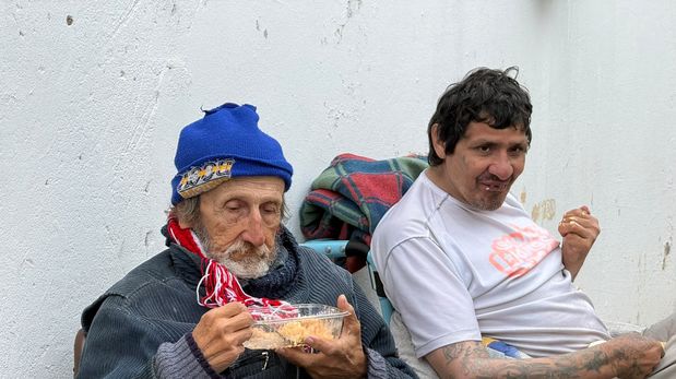 Un vecino contó en AIRE que su hija le prestaba dinero a uno de los empleados del hogar de tránsito clandestino para que pudiera comprar alimentos para los residentes.