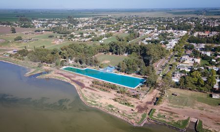 Escapada a un pueblo al sur de Santa Fe con la pileta más grande de Sudamérica Escapada a un pueblo al sur de Santa Fe con la pileta más grande de Sudamérica