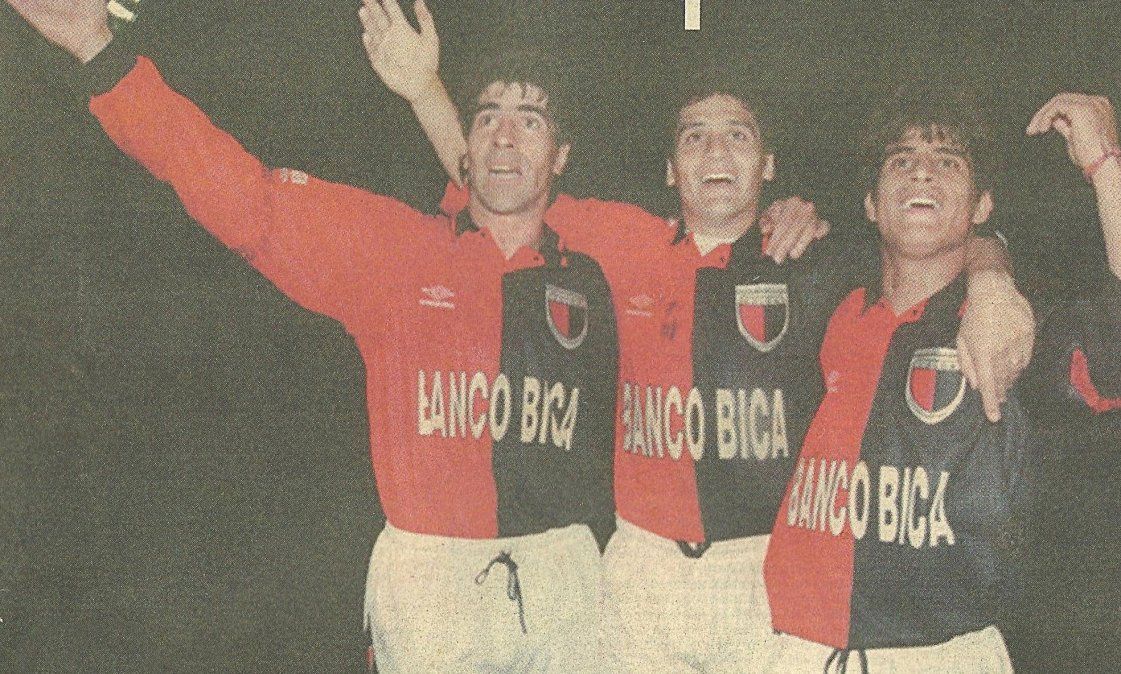 Los jugadores sabaleros&nbsp;festejan la victoria en Tucum&aacute;n