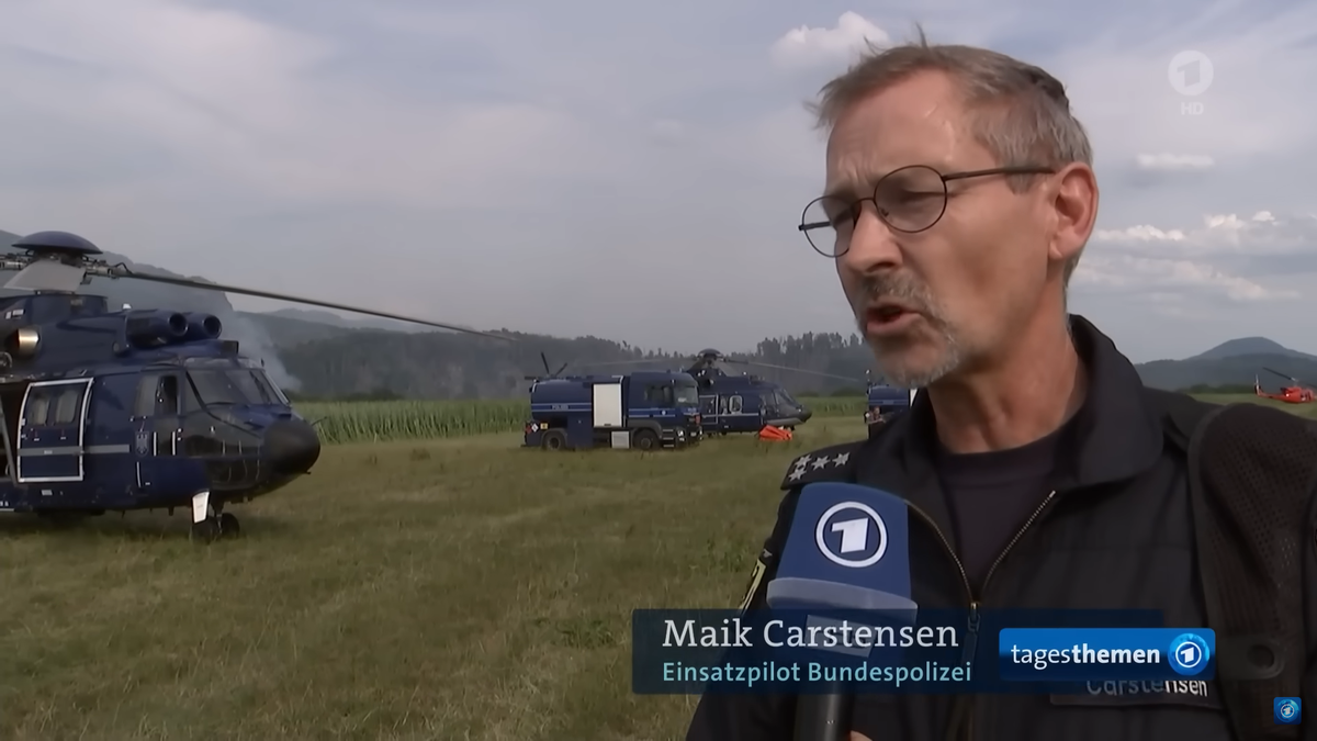 El OVNI apareció detrás del entrevistado.