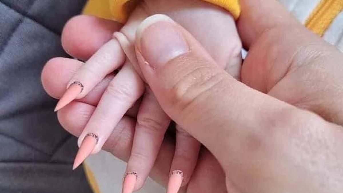 La mujer compartió el posteo sin saber la polémica que desataría por ponerle uñas postizas a su bebé.&nbsp;