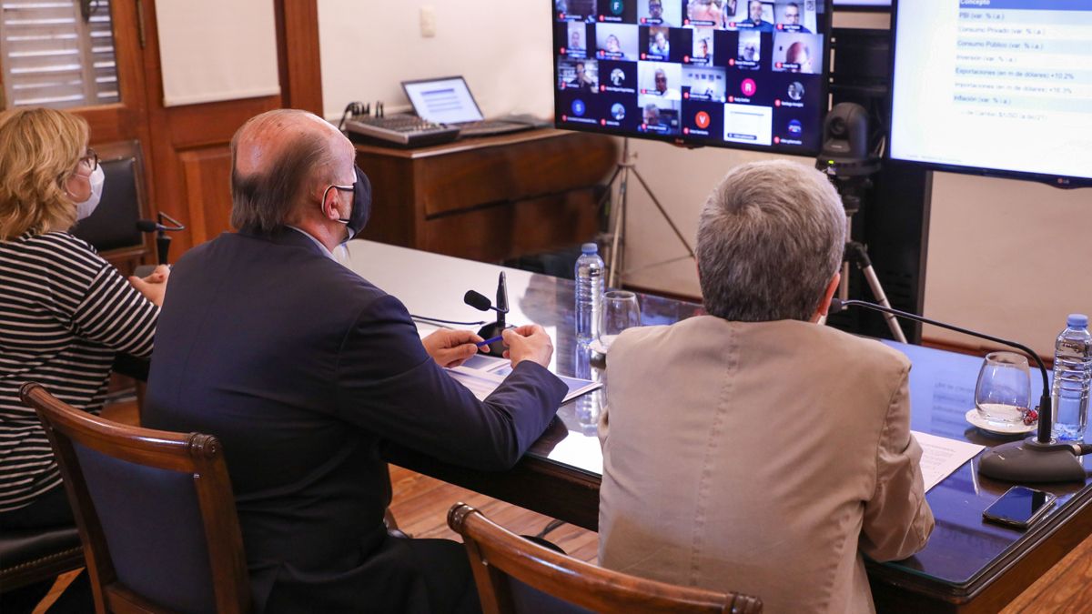 El gobernador Omar Perotti junto a los ministros Martorano y Agosto durante la reunión. 