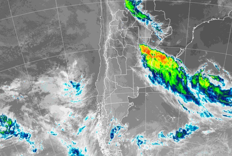 La imagen satelital del SMN muestra como la tormenta se va desplazando hacia el noreste.