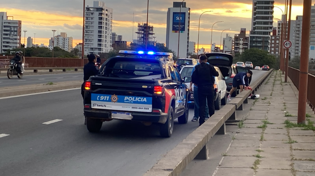un auto mordió la banquina, rompió una rueda y quedó varado sobre el Puente Oroño.
