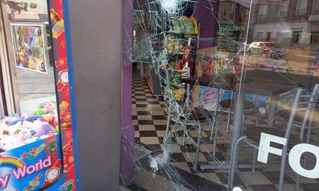 Los ladrones tiraron una piedra en el frente del local. Los ladrones tiraron una piedra en el frente del local.