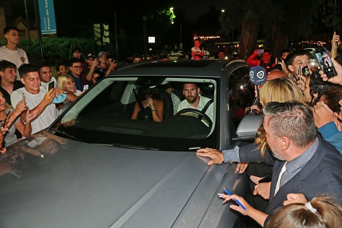 Messi y su familia llegaron al salón en la camioneta familiar conducida por el propio capitán de la Selección Argentina.