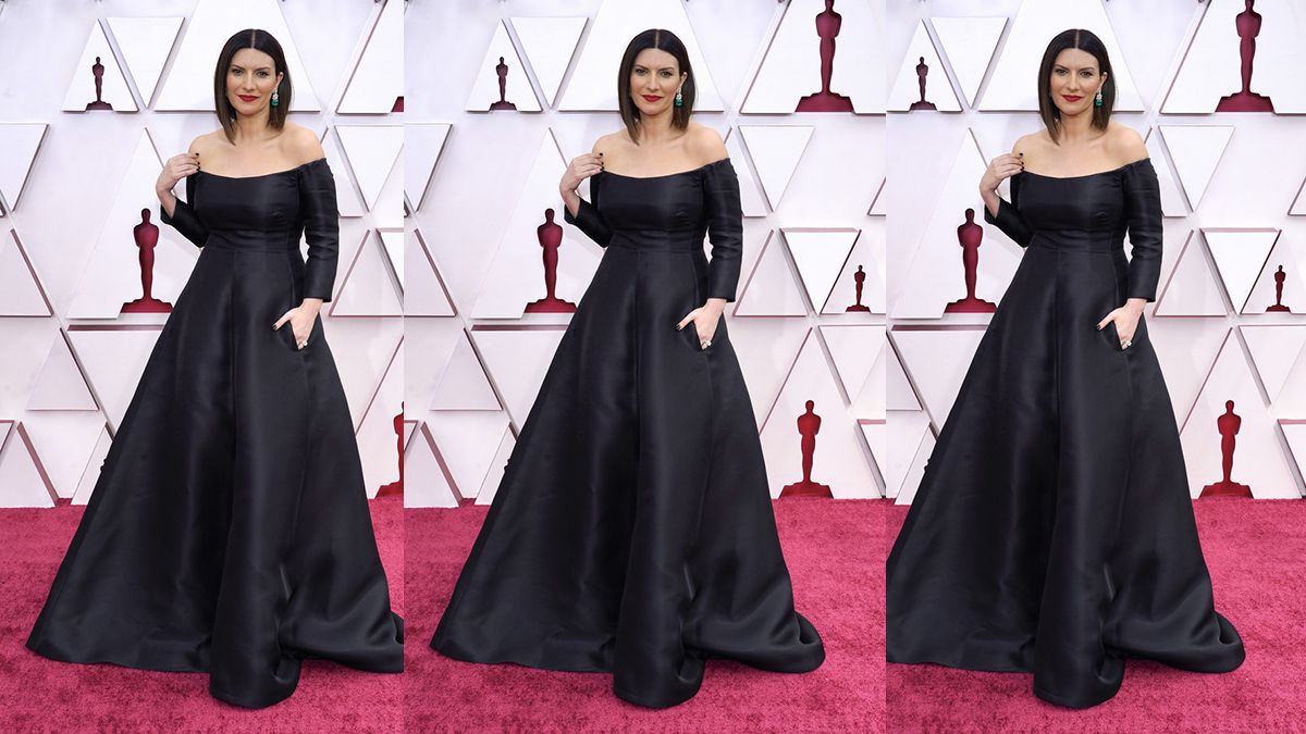 Laura Pausini en la alfombra roja de los Oscars 2021.