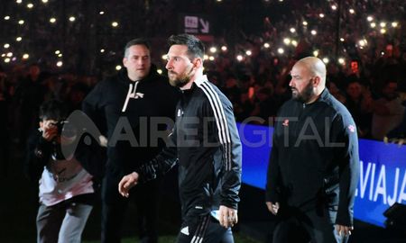 Lionel Messi se presentó a la despedida de Maxi Rodríguez y revolucionó a todo Rosario. Lionel Messi se presentó a la despedida de Maxi Rodríguez y revolucionó a todo Rosario.