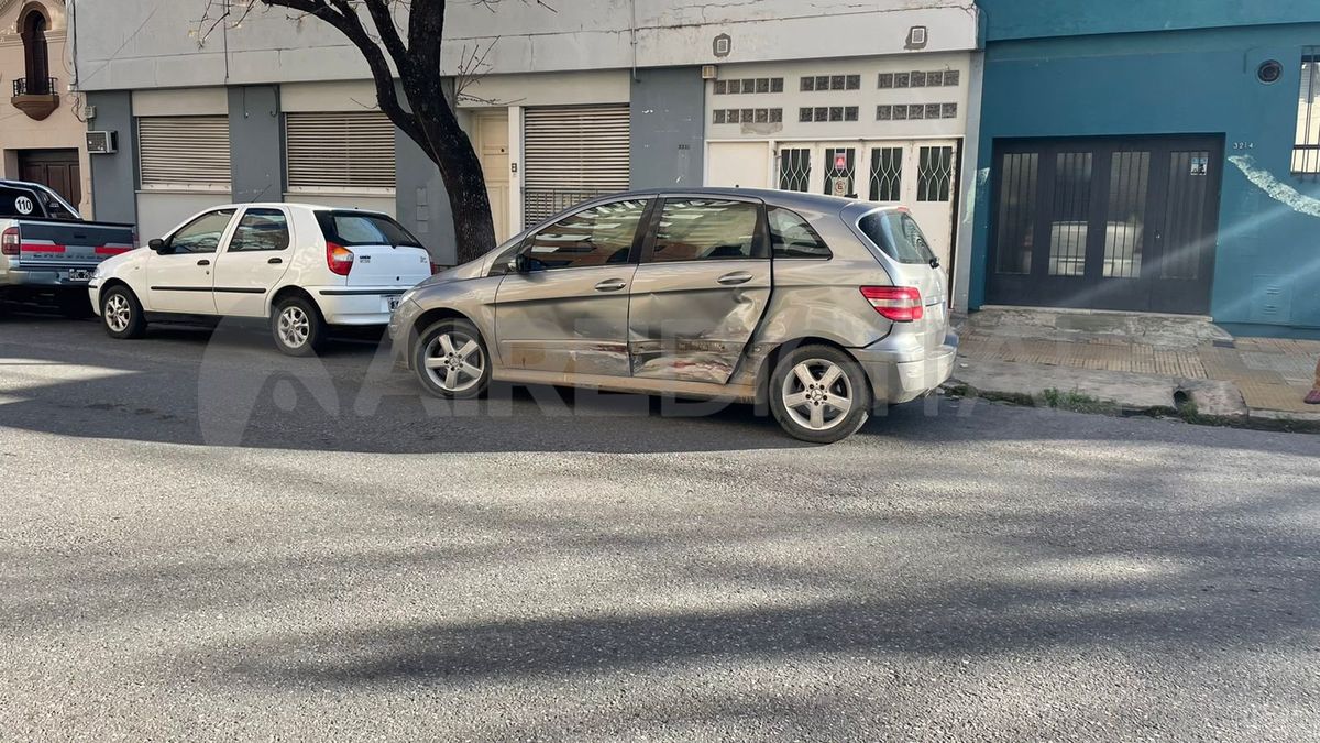 El conductor de una camioneta Mercedez que venía circulando por calle Corrientes, fue impactado a la altura del conductor por un vehículo Ford Focus que venía circulando por calle Francia.