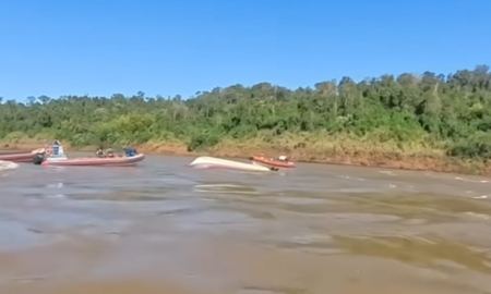 Un testigo registró la llegada de las unidades de rescate tras el vuelco de la embarcación en la zona de las Cataratas. Un testigo registró la llegada de las unidades de rescate tras el vuelco de la embarcación en la zona de las Cataratas.