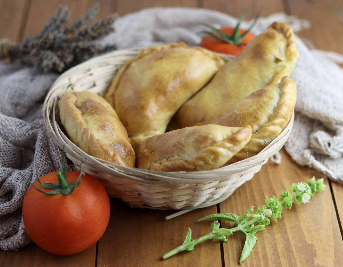 Las empanadas de tomate, albahaca y queso son muy sencillas de hacer en casa. Las empanadas de tomate, albahaca y queso son muy sencillas de hacer en casa.
