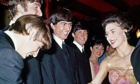Ringo estrecha la mano de la Reina mientras que John, George y Paul no apartan la mirada Ringo estrecha la mano de la Reina mientras que John, George y Paul no apartan la mirada