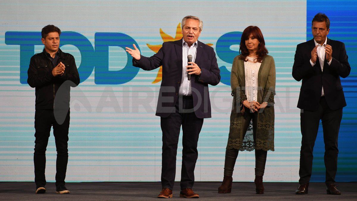 Alberto Fernández, acompañado por Cristina Fernández, habló luego de la derrota y reconoció que su gobierno cometió errores que contribuyeron a generar este resultado adverso.