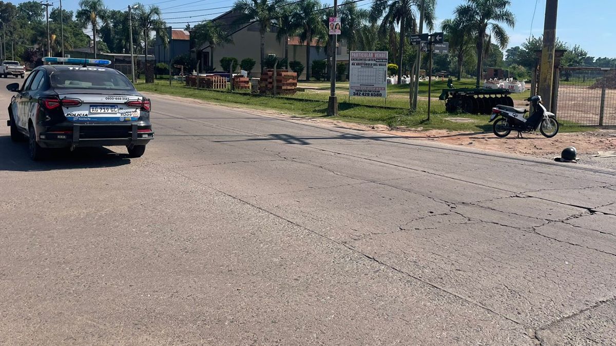 La moto que protagonizó el choque quedó en el lugar. 