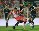 El Club Atlético Unión derrotó 1-0 a Atlético Tucumán y llegó a los 7 puntos en la Copa de la Liga. Jonatan Álvez anotó el gol del triunfo con un derechazo desde dentro del área. El Club Atlético Unión derrotó 1-0 a Atlético Tucumán y llegó a los 7 puntos en la Copa de la Liga. Jonatan Álvez anotó el gol del triunfo con un derechazo desde dentro del área.