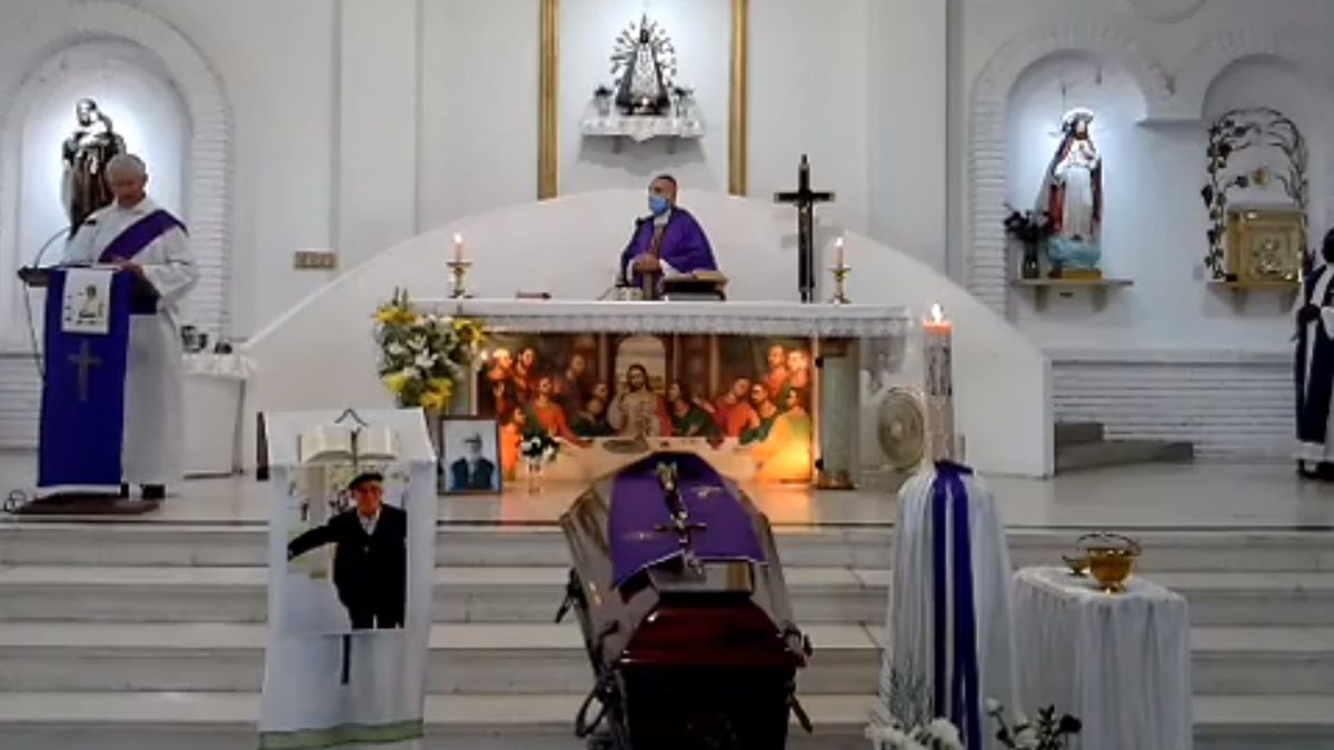 La misa del arzobispo Sergio Fenoy fue transmitida por la página de Facebook de la parroquia.