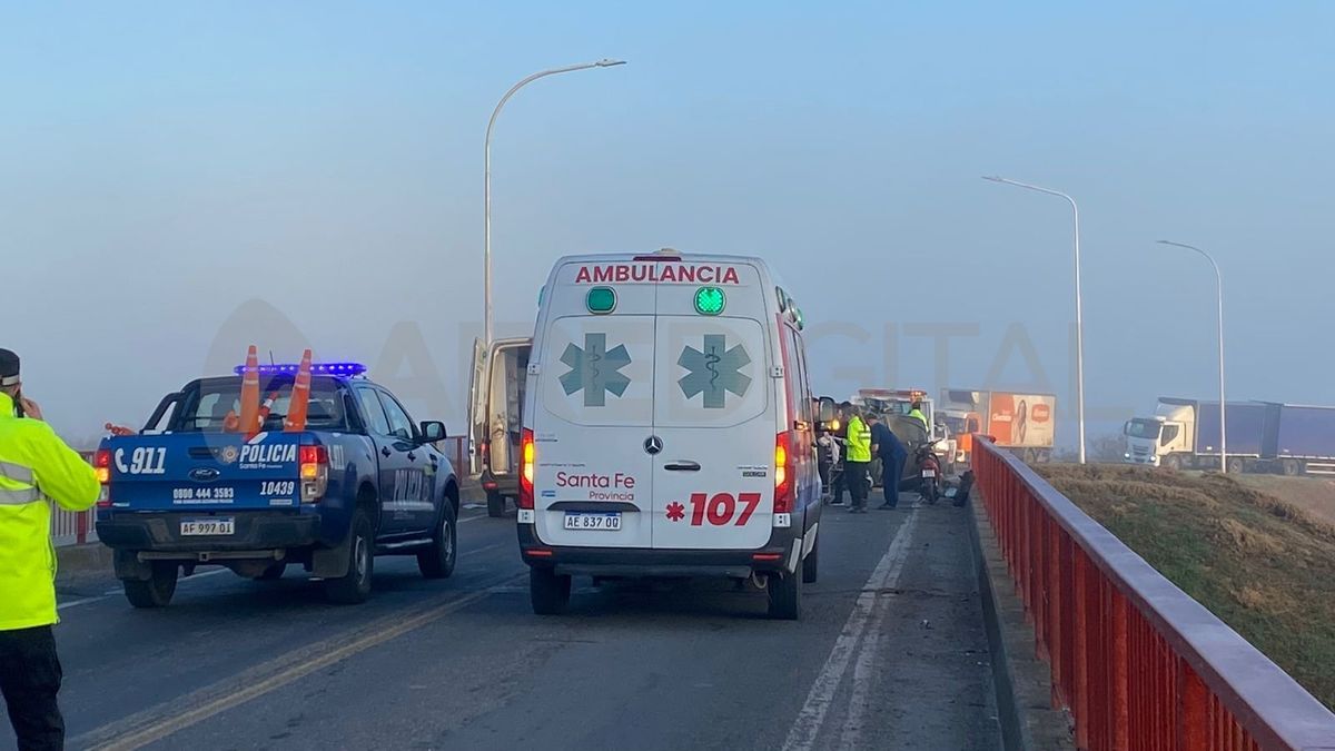 Tras el vuelco, dos hombres fueron trasladados por las ambulancias., Tras el vuelco, dos hombres fueron trasladados por las ambulancias.,