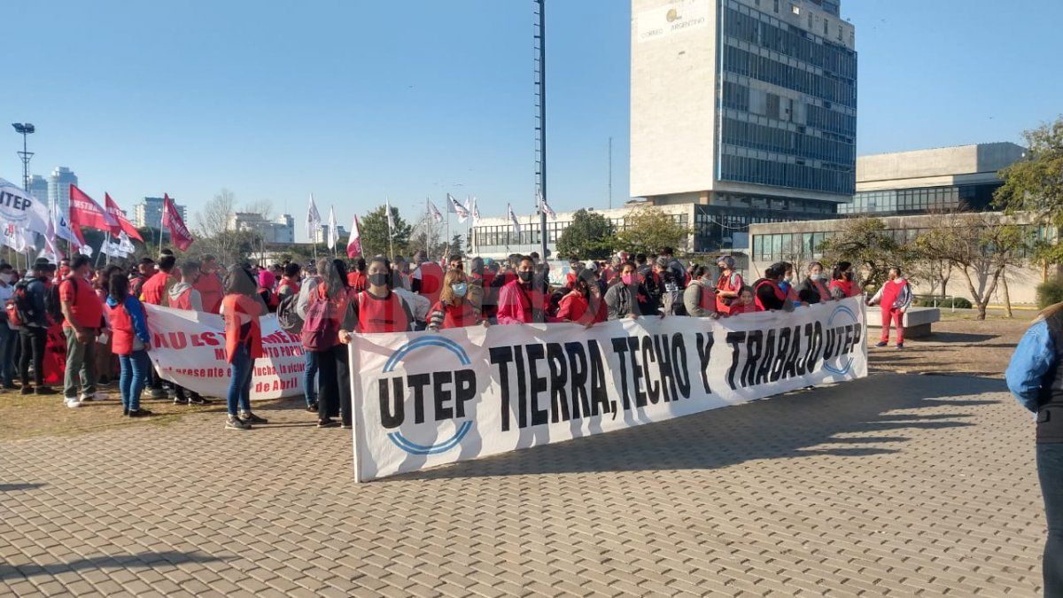 Plaza Alberdi: la jornada de lucha nacional de la Unión de Trabajadores y Trabajadoras de la Economía Popular (UTEP) se replicó en la ciudad de Santa Fe