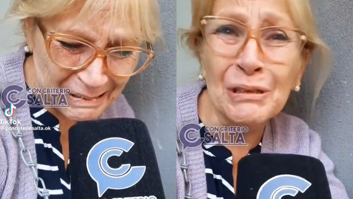 Una profesora se ató con cadenas frente al Ministerio de Educación en Salta.