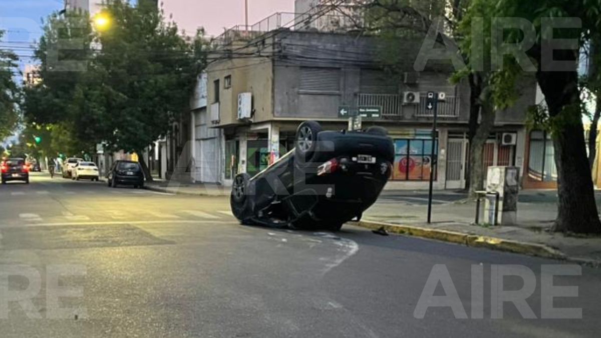 Santa Fe amaneció con un auto volcado en la esquina de Obispo y San Jerónimo.