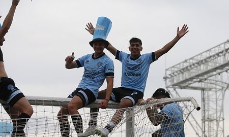 El Pirata venció 3-2 a Brown de Adrogué en el Estadio San Nicolás de los Arroyos para dejar la Primera Nacional y retornar a la máxima categoría. El Pirata venció 3-2 a Brown de Adrogué en el Estadio San Nicolás de los Arroyos para dejar la Primera Nacional y retornar a la máxima categoría.