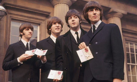 Efemérides del 26 de octubre: la reina Isabel II de Inglaterra distingue a los miembros de la banda de rock The Beatles Efemérides del 26 de octubre: la reina Isabel II de Inglaterra distingue a los miembros de la banda de rock The Beatles