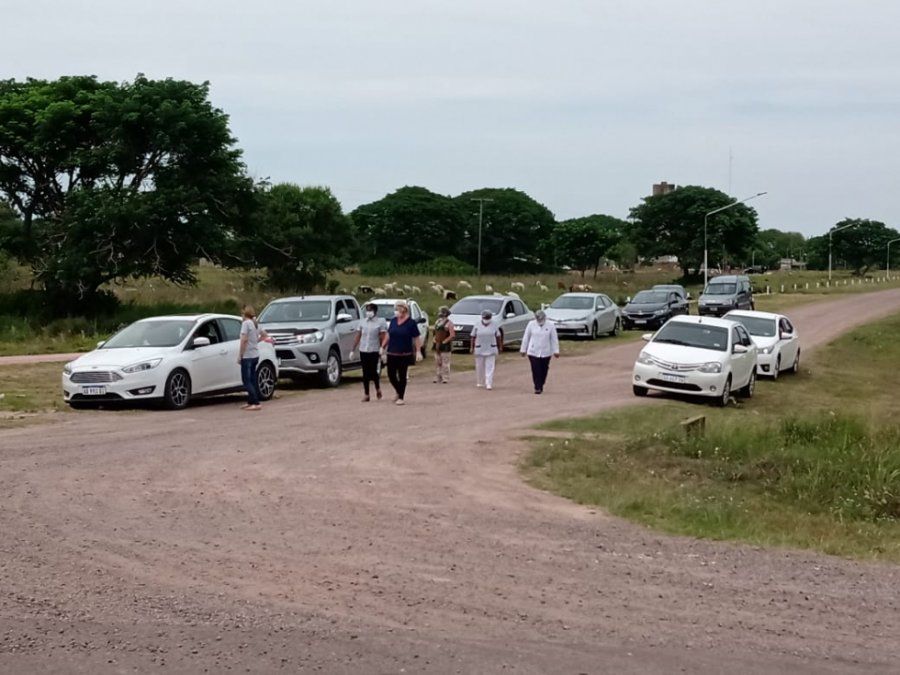 Así esperaban el cuerpo de Romero vecinos y personal de salud en el Paraje 29. Desde allí, la caravana de despedida se dirigió a Fortín Olmos.