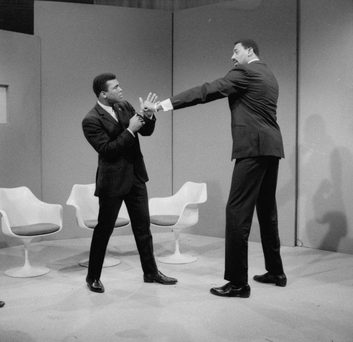 El 10 de marzo de 1967 y, en el programa televisivo de Howard Cosell, el pivote desafió a pelear a Muhammad Ali, por entonces campeón mundial pesado. Tras la suspensión del boxeador por negarse a ir a Vietnam, el combate se anunció para el 4 de octubre de 1971 en el Astrodome de Houston pero, por cuestiones económicas, el choque jamás se realizó.