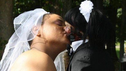 Una mujer contrajo matrimonio con una muñeca zombie que compró en Internet